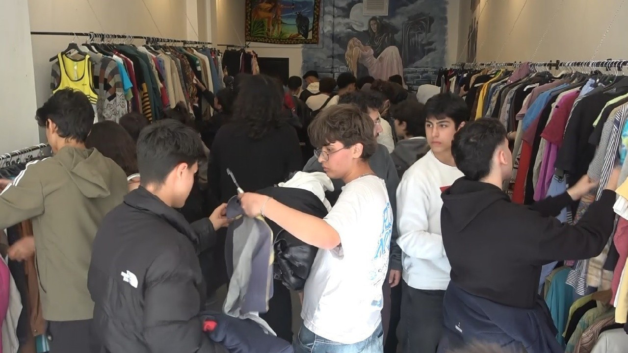 Antalya’da indirim izdihamı! İkinci el mağaza açılışında kuyruk